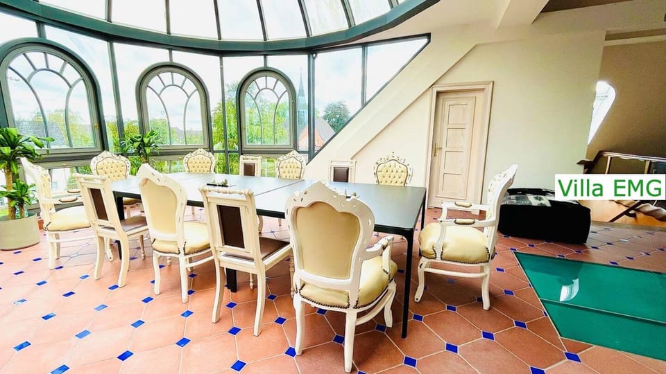 Living room, Decorative detail, Seating area, Dining area