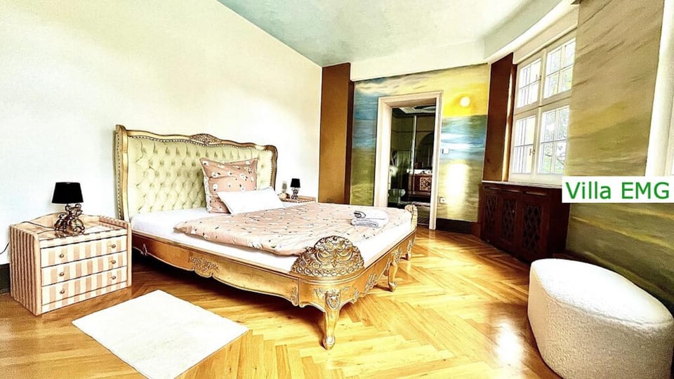 Bed, Photo of the whole room, Decorative detail, Seating area, Bedroom