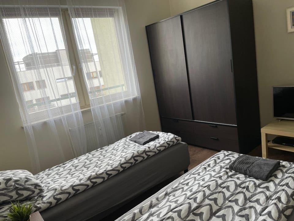 Bed, TV and multimedia, Photo of the whole room, wardrobe