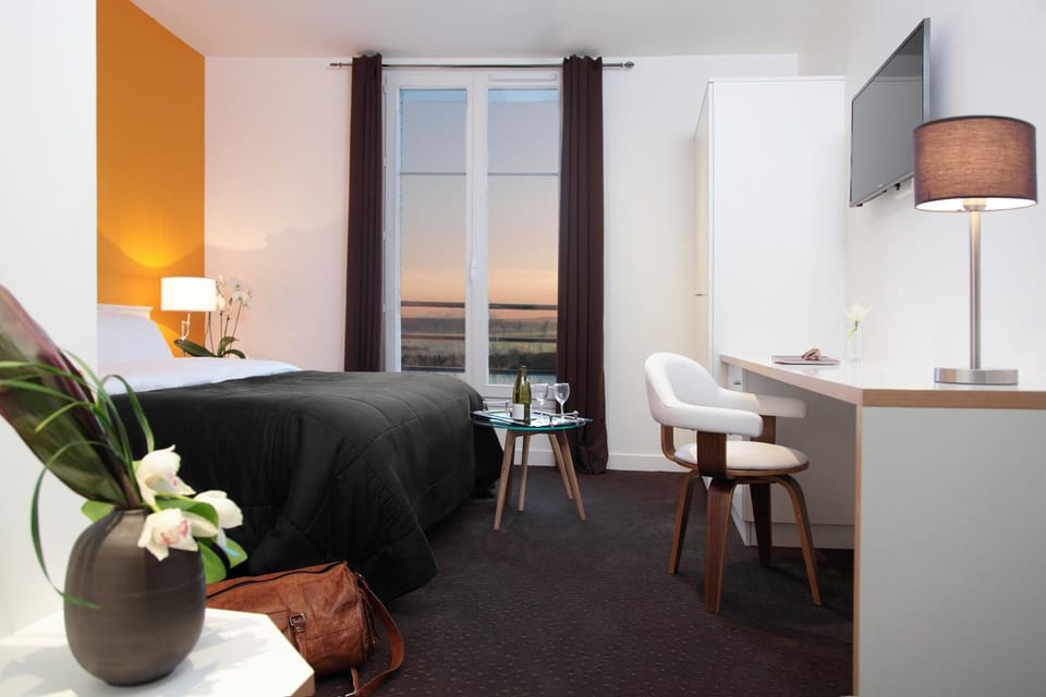 Bed, Photo of the whole room, Seating area