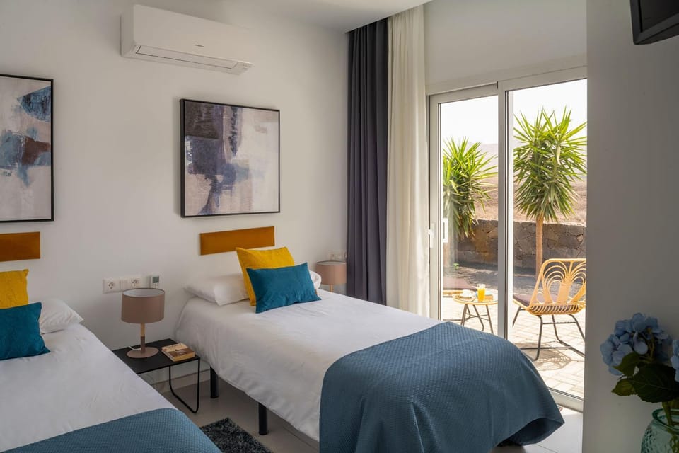 Photo of the whole room, air conditioner