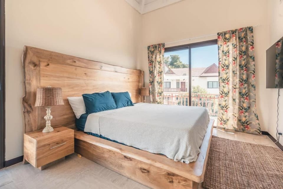Bed, TV and multimedia, Bedroom
