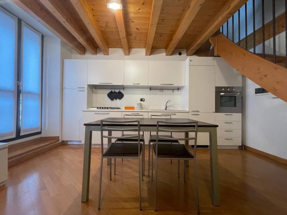 Kitchen or kitchenette, Dining area, pet friendly, stove, toaster