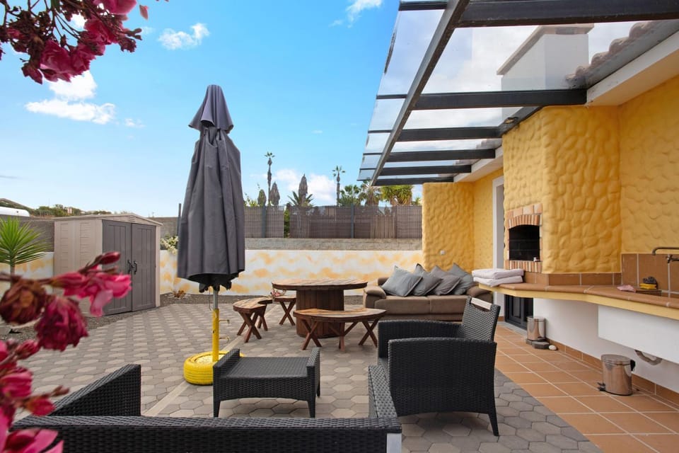 Property building, Balcony/Terrace, Living room