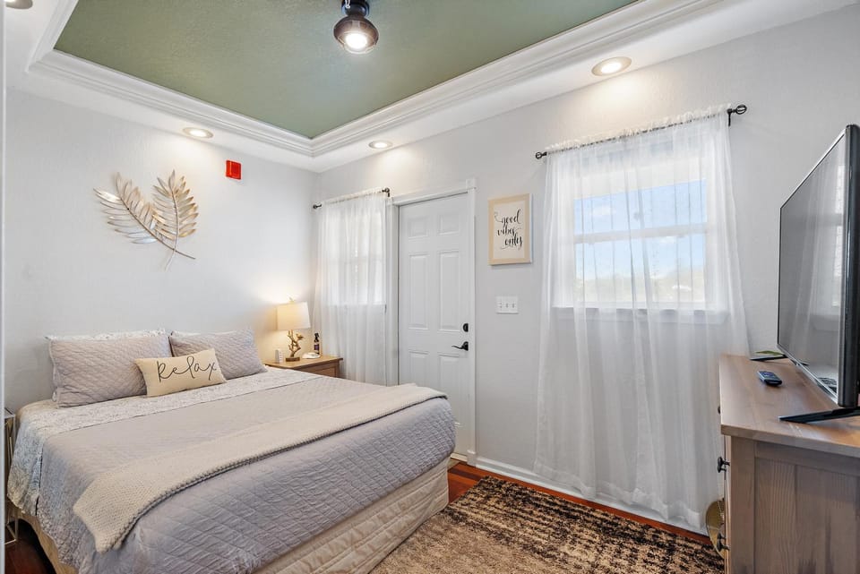 Bed, TV and multimedia, Bedroom