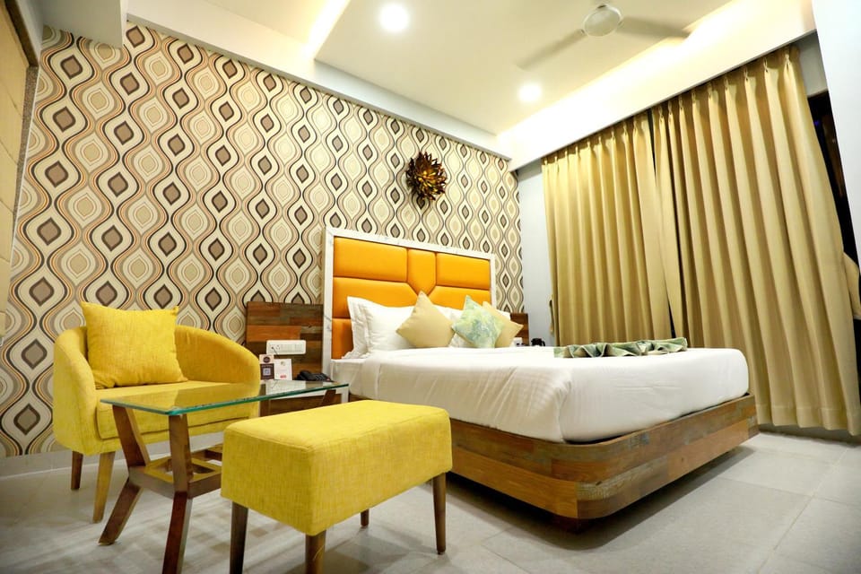Bed, Photo of the whole room, Seating area