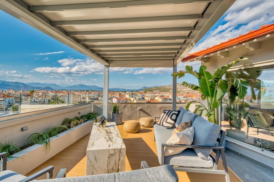 Balcony/Terrace, City view, hair dresser