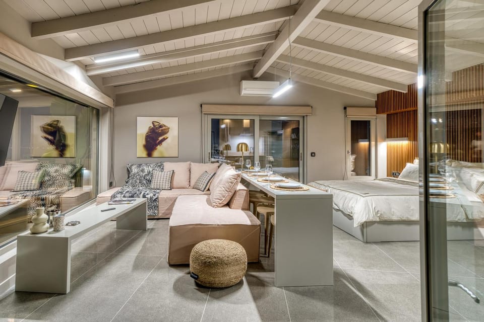 Bed, Seating area, Dining area