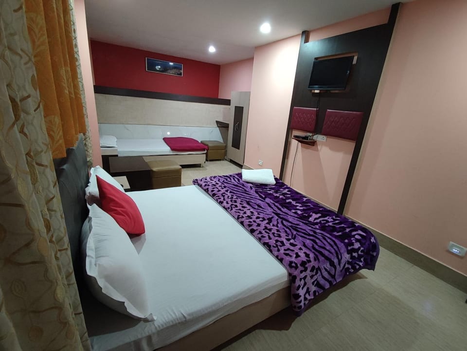 Bed, TV and multimedia, Photo of the whole room, Bedroom, wardrobe