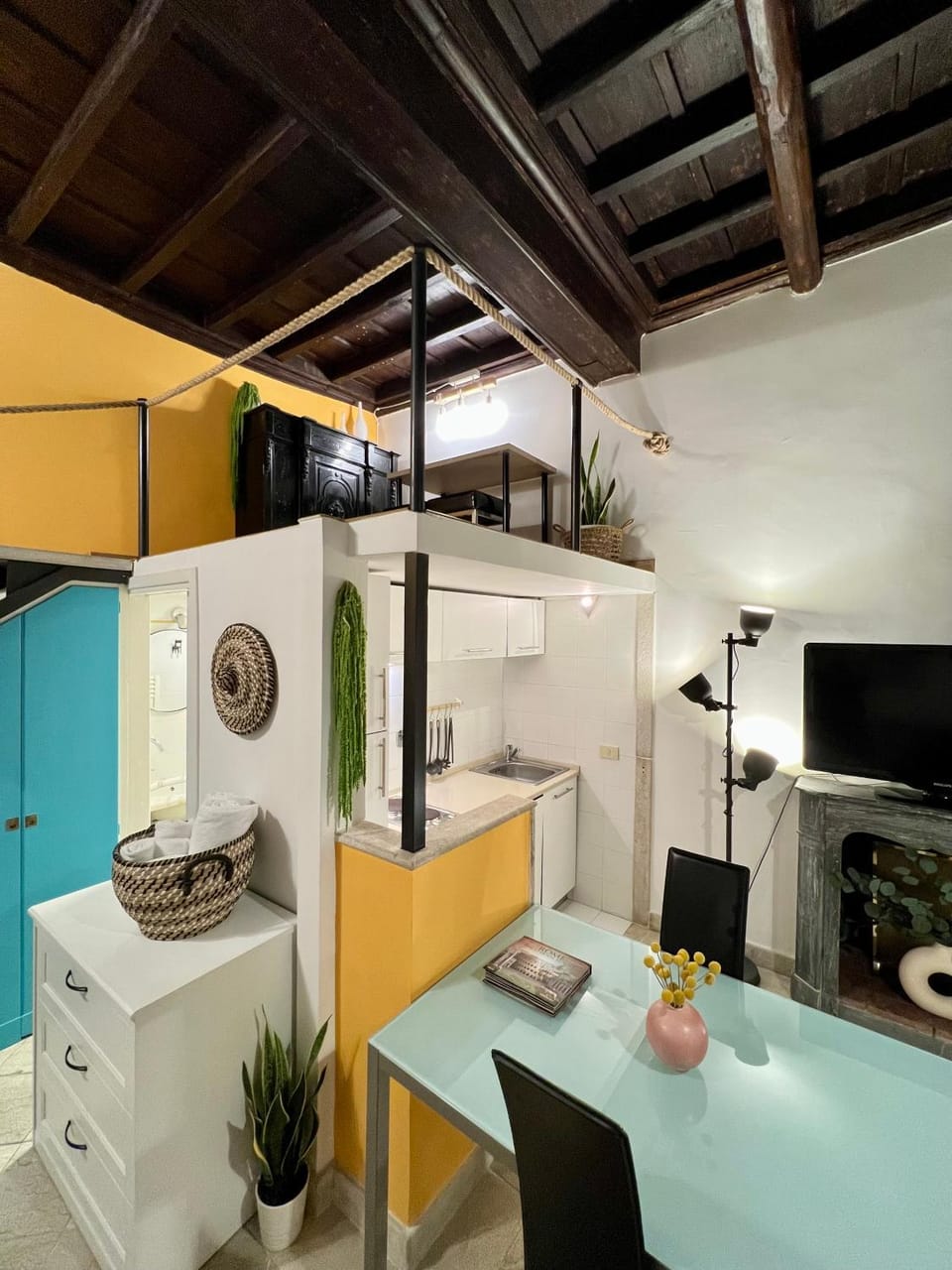 TV and multimedia, Kitchen or kitchenette, Living room, Seating area, Dining area, washing machine
