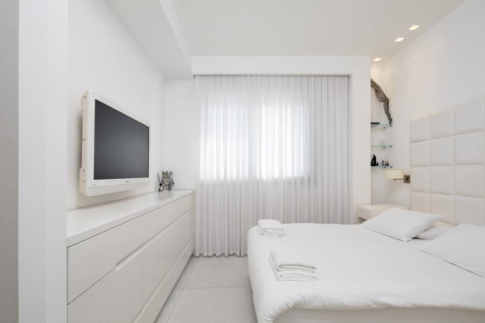 Bed, TV and multimedia, Bedroom