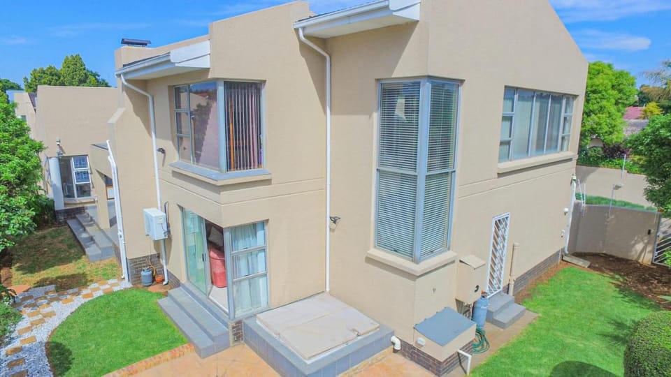 Luxurious Pvt Apartment , Pool, Jaccuzi & Aircons Apartment in Sandton