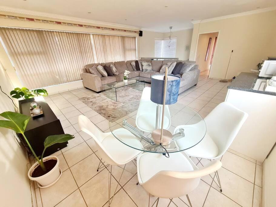 Luxurious Pvt Apartment , Pool, Jaccuzi & Aircons Apartment in Sandton