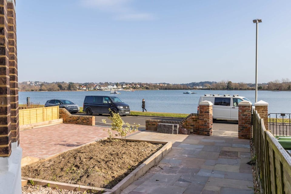 Park Lake View - Poole Park Lake Views Apartment in Poole