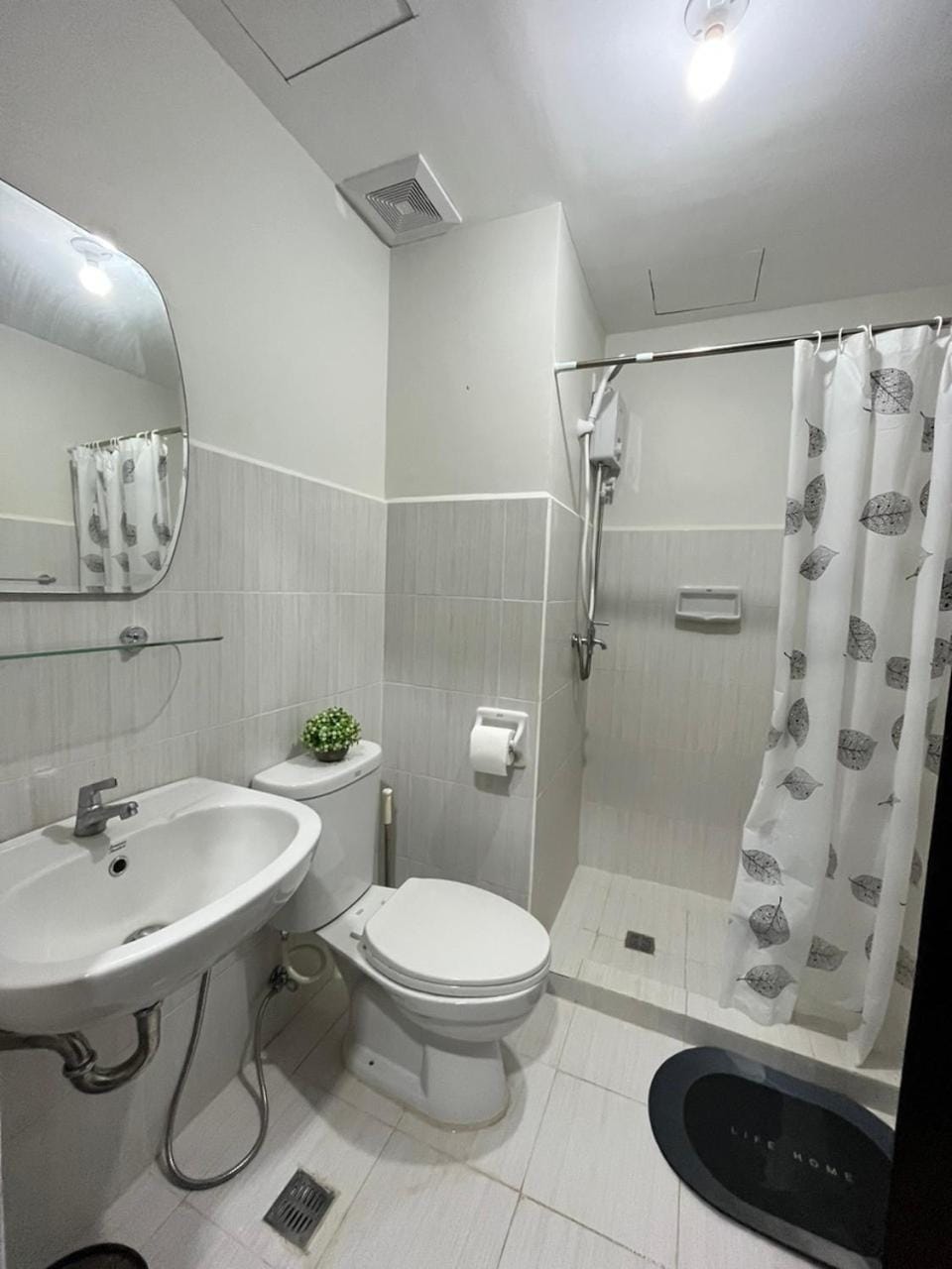 Shower, Toilet, bidet, towels