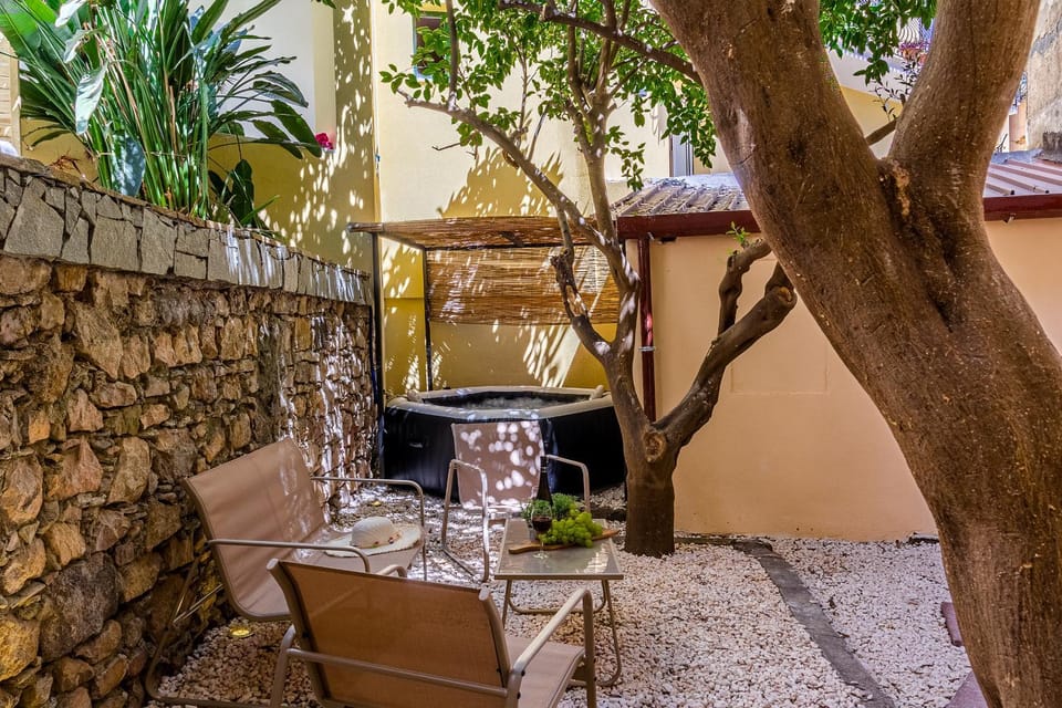 Patio, Day, Dining area