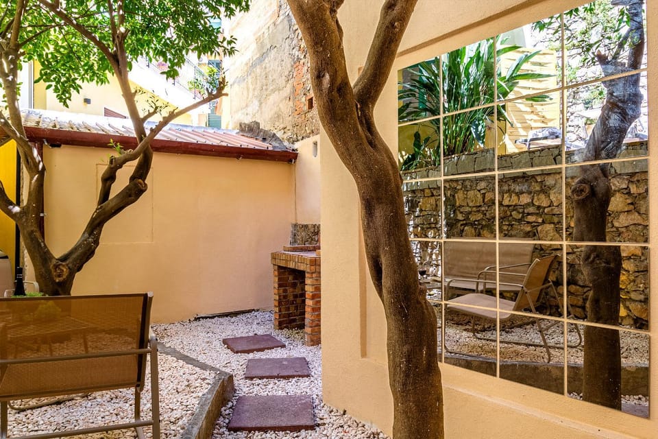 Garden, Dining area
