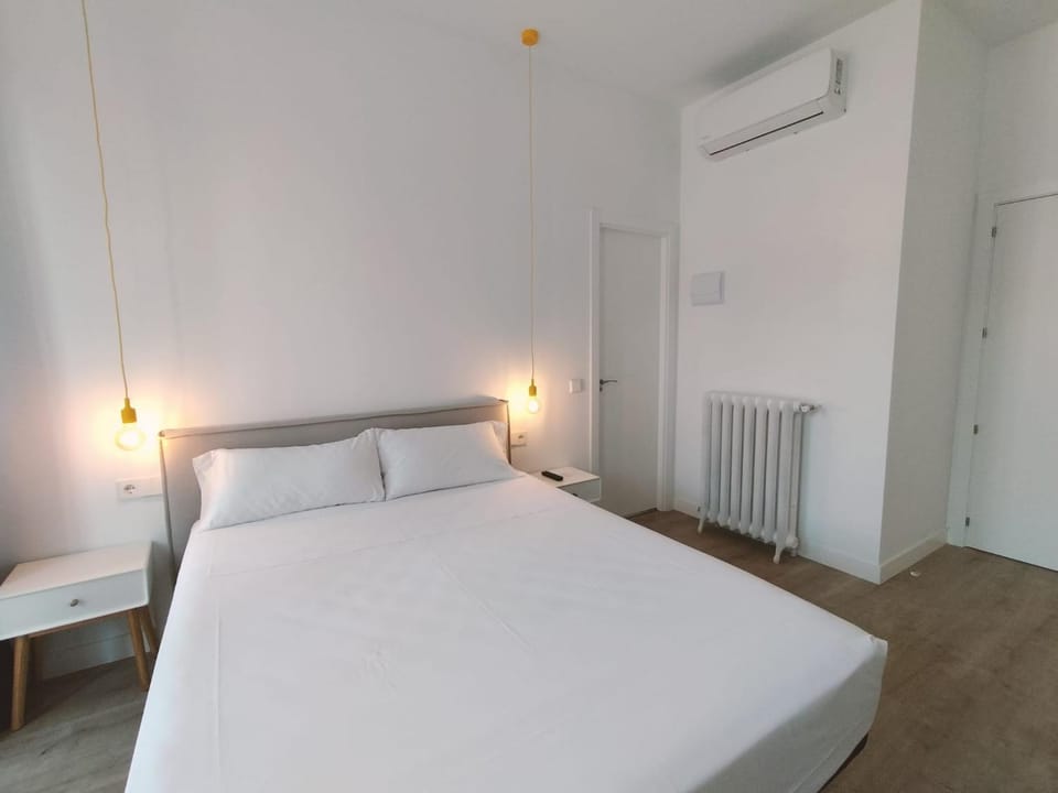 Bed, Photo of the whole room, Bedroom, air conditioner