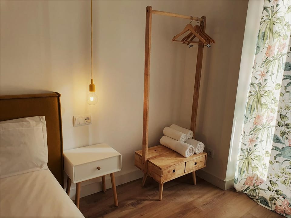 Bedroom, towels