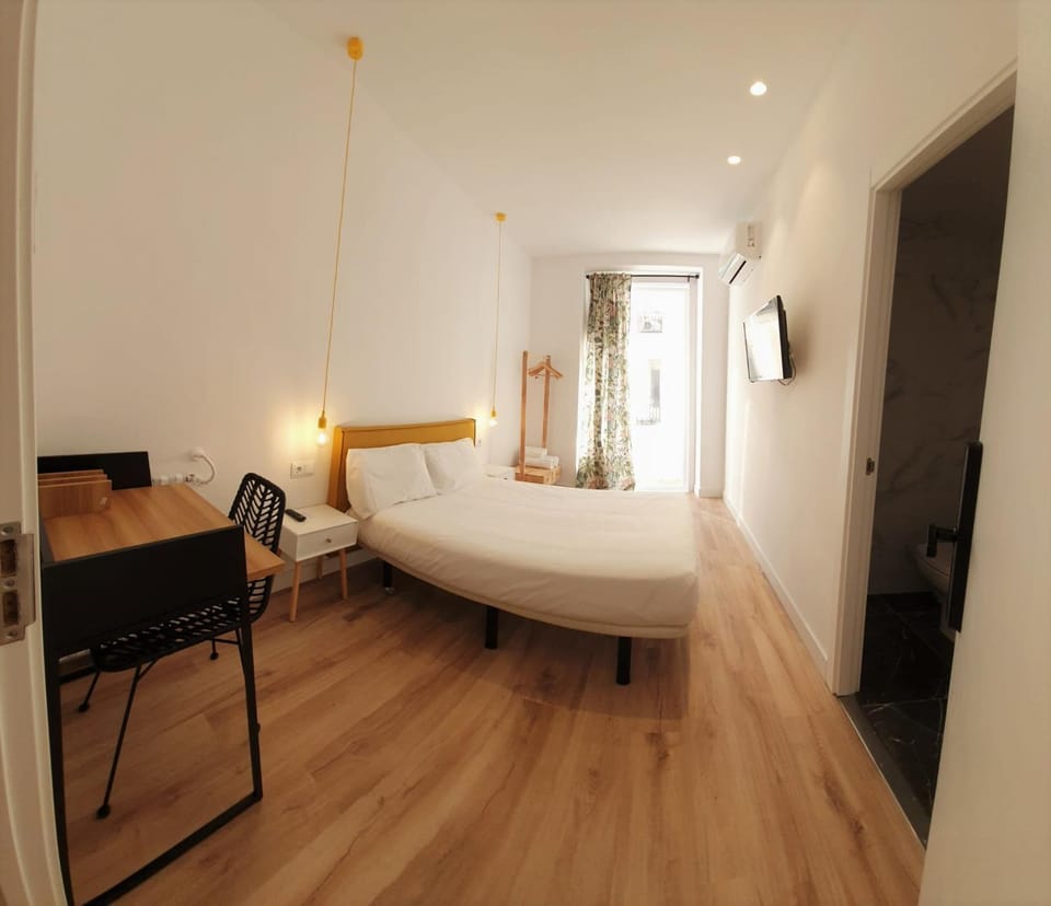 Bed, TV and multimedia, Bedroom