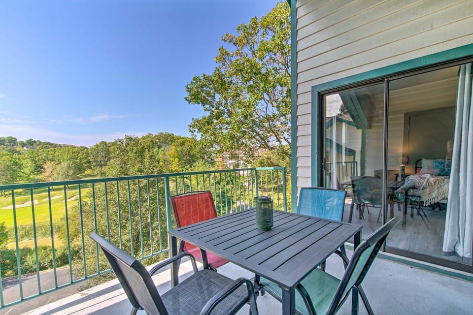 Greens View - Golf, 1 Block from the Strip! House in Branson