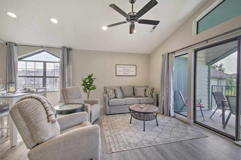 Greens View - Golf, 1 Block from the Strip! House in Branson