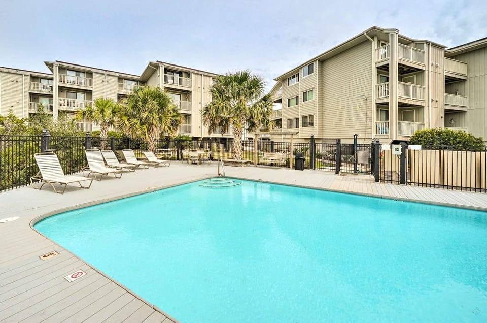 Coastal Condo w/ Pool Access - Steps to Beach House in Carolina Beach