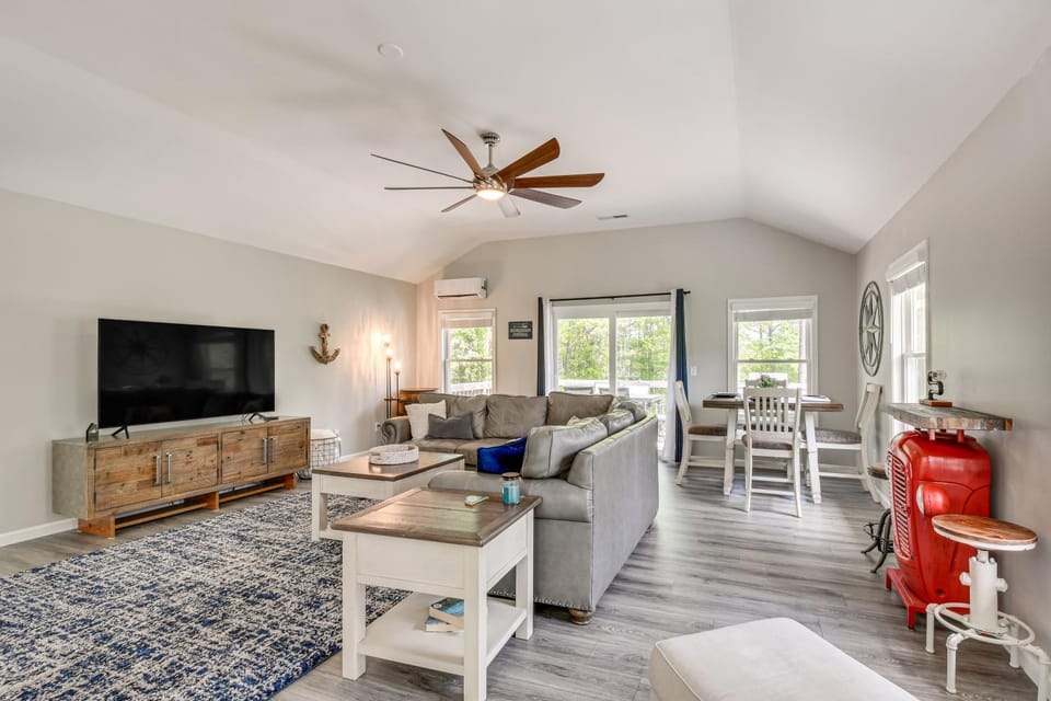 Waterfront Townville Home: Hot Tub & Lake Access! House in Lake Hartwell