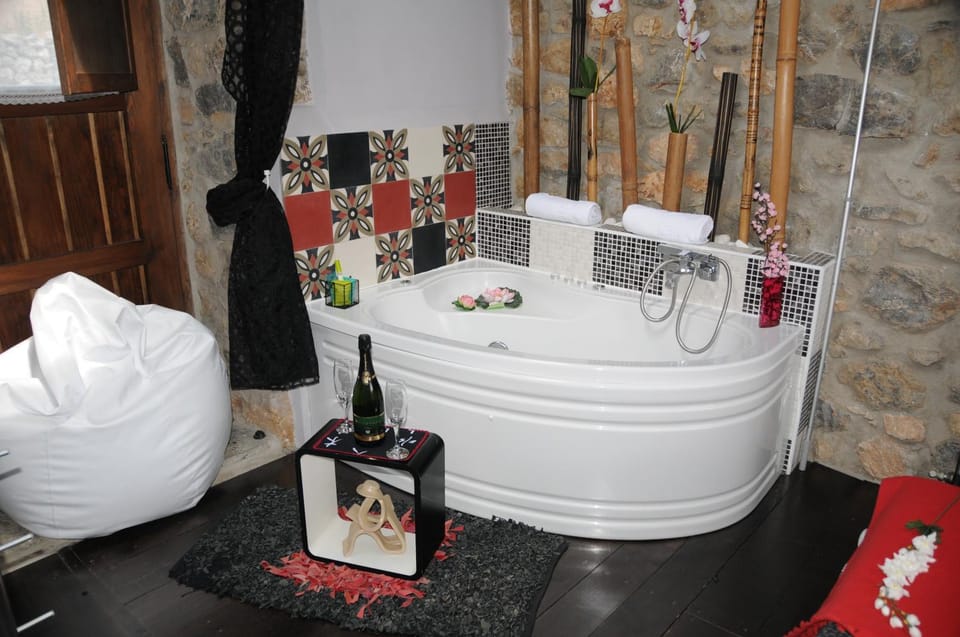 Bathroom, Decorative detail