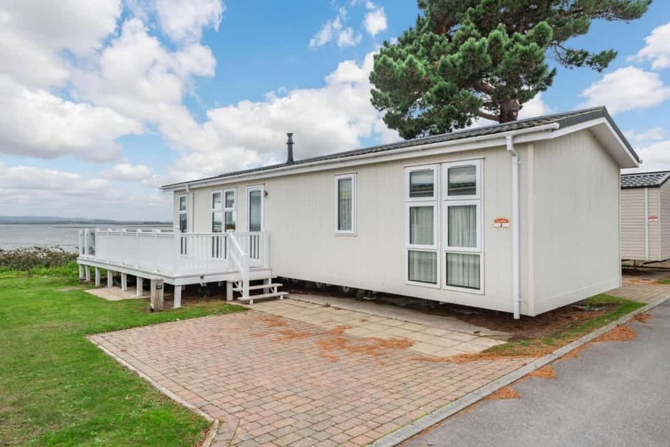 Bay View 2-Bed Lodge with Glorious Harbour View and Balcony Apartment in Poole