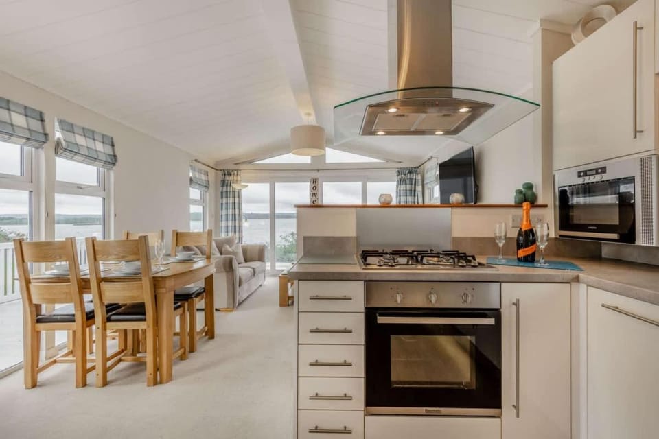 Bay View 2-Bed Lodge with Glorious Harbour View and Balcony Apartment in Poole