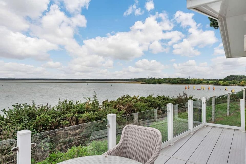 Bay View 2-Bed Lodge with Glorious Harbour View and Balcony Apartment in Poole