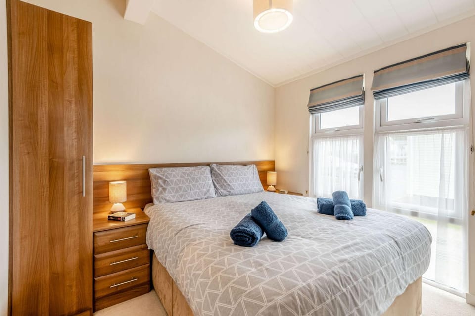 Bay View 2-Bed Lodge with Glorious Harbour View and Balcony House in Poole