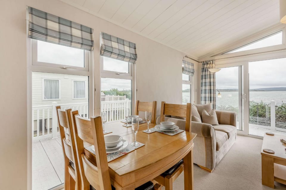 Bay View 2-Bed Lodge with Glorious Harbour View and Balcony House in Poole