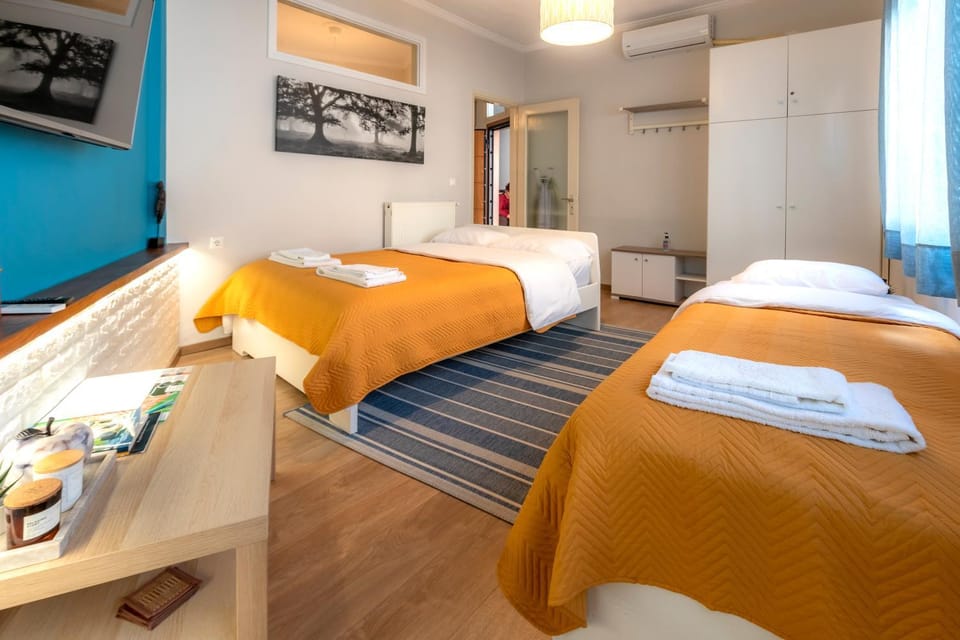 Bed, Photo of the whole room, towels