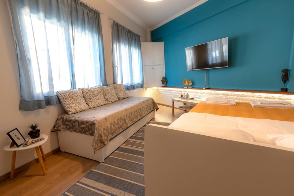 Bed, TV and multimedia, Bedroom