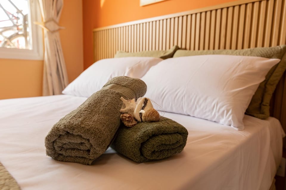 Bed, Photo of the whole room, Bedroom, towels