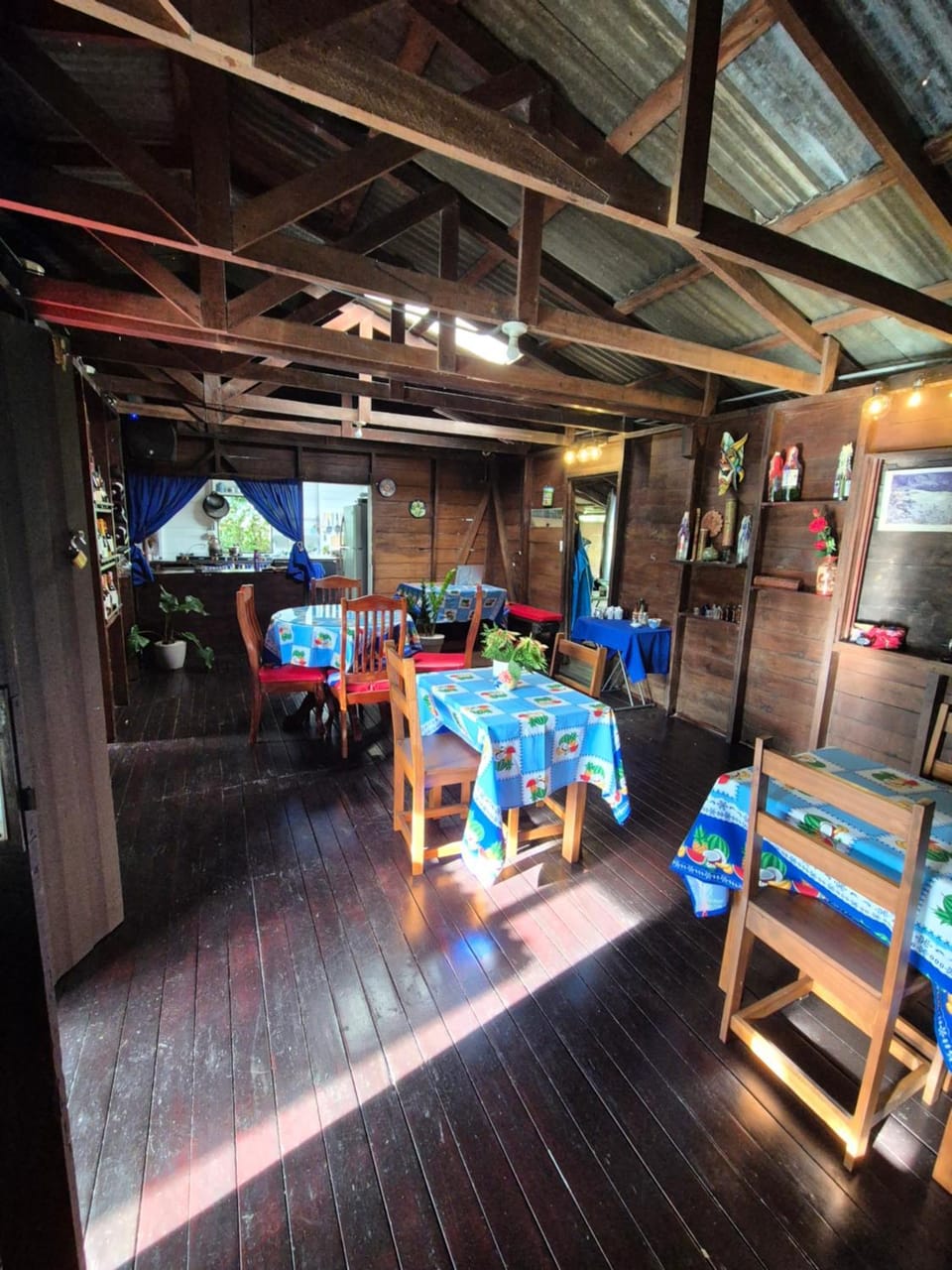 Restaurant/places to eat, Living room