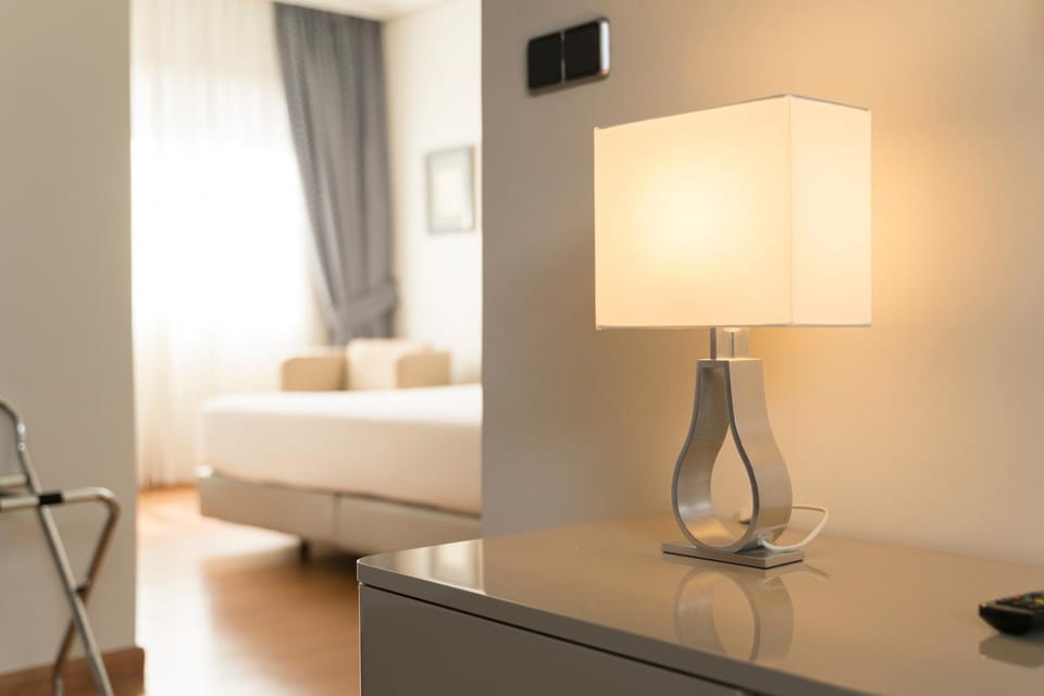 Bed, TV and multimedia, Bedroom