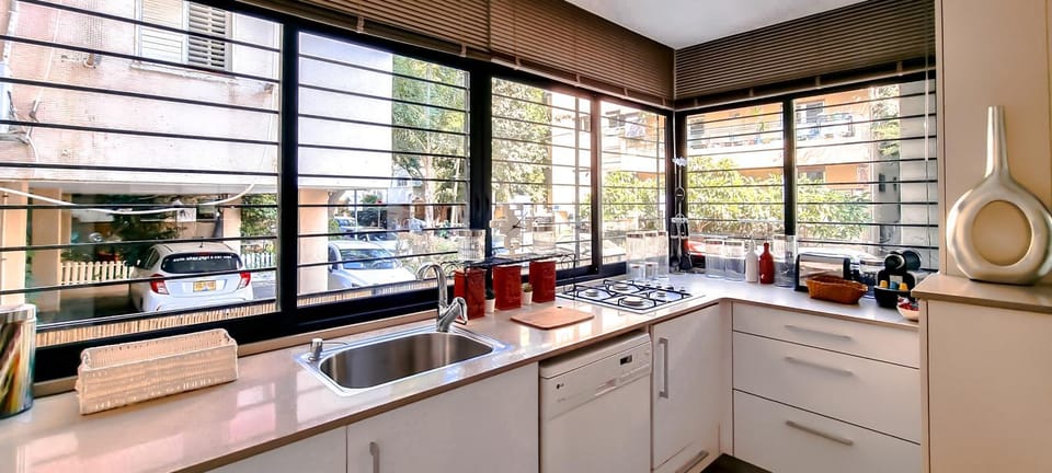 Kitchen or kitchenette, dishwasher, minibar, stove