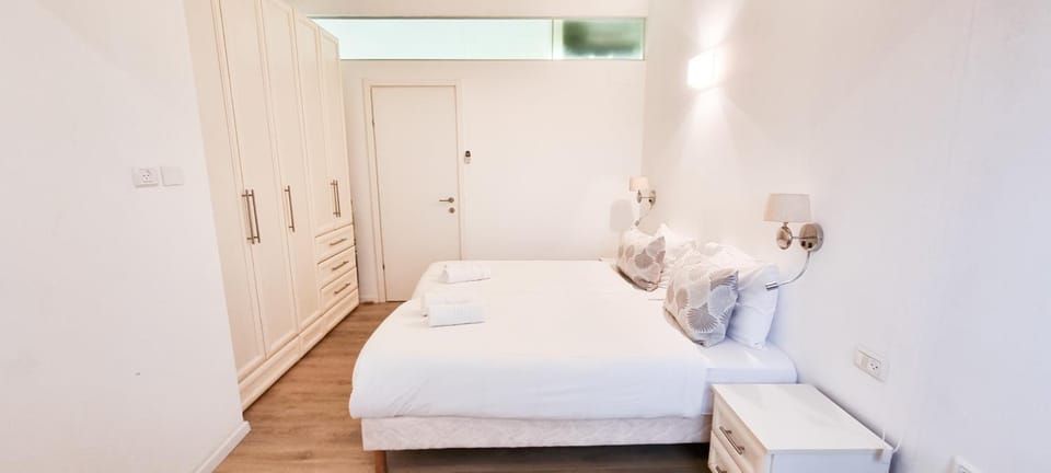 Bed, Bedroom, towels