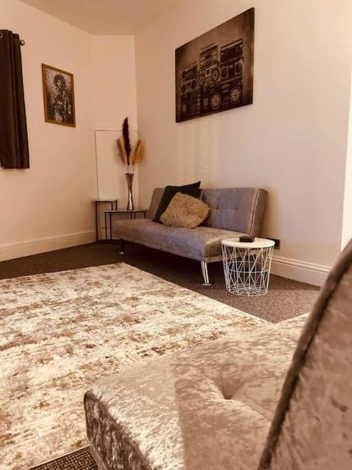 Luxury Suite 3 bed apartment sleeps 6-8 Apartment in Blackpool