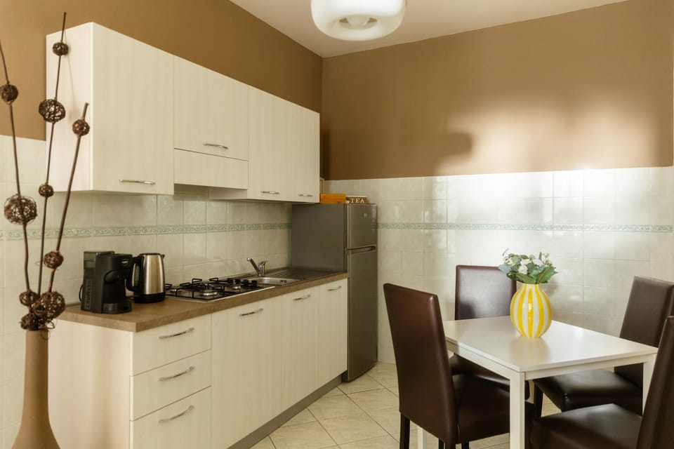 Coffee/tea facilities, Kitchen or kitchenette, stove