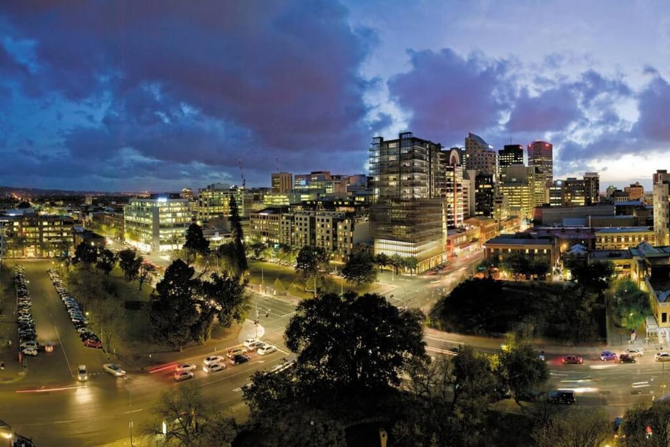 Luxury Overlooking Hindmarsh Sq with Pool & Gym Apartment in Adelaide