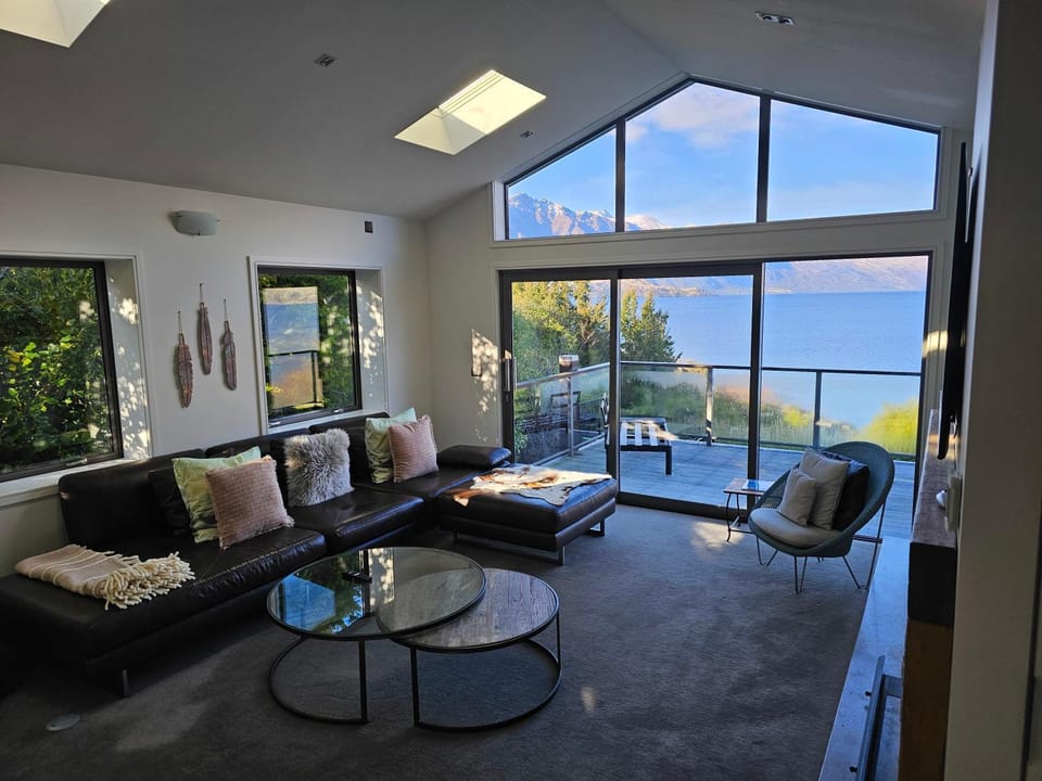Private Retreat - Stunning Lake & Mountain Views House in Queenstown