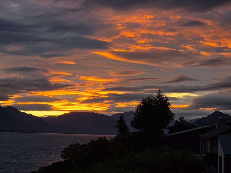 Private Retreat - Stunning Lake & Mountain Views House in Queenstown