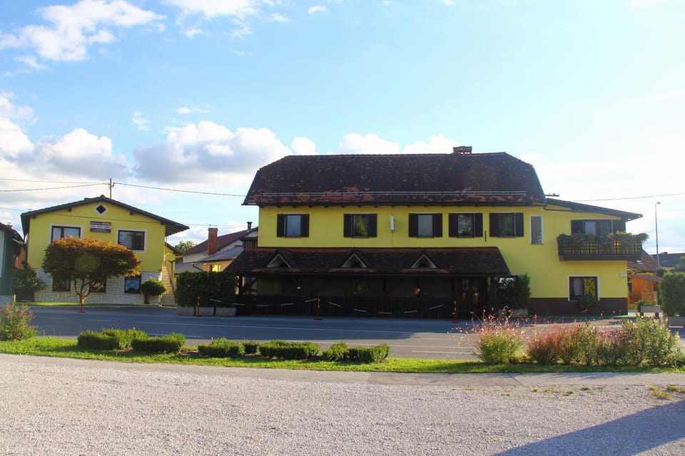 Facade/entrance, Area and facilities