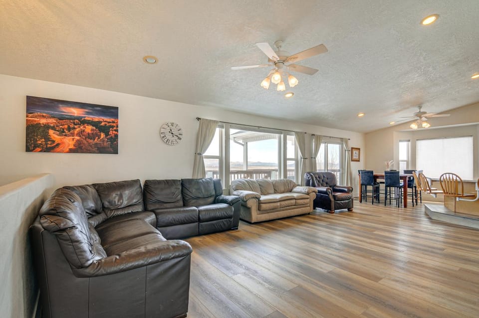 Scenic Large-Group Retreat, 1 Mi to Bryce Canyon! House in Utah