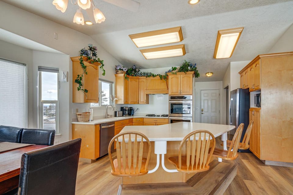 Scenic Large-Group Retreat, 1 Mi to Bryce Canyon! House in Utah
