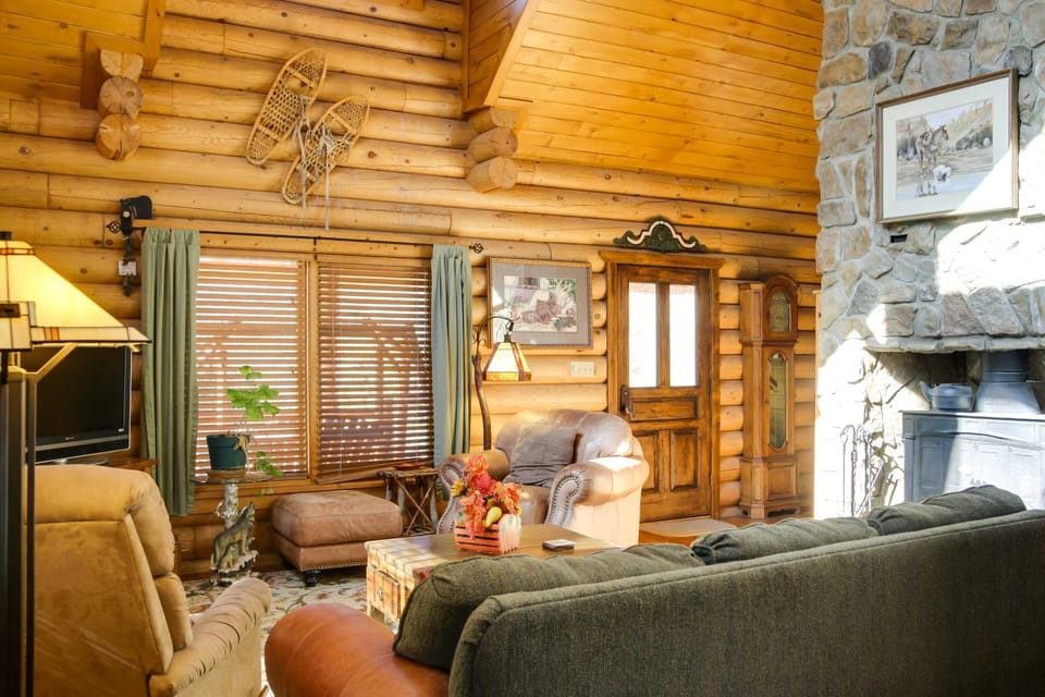 'Lacy's Log Cabin' Alto Home w/ Mountain Views! Cabin in Alto